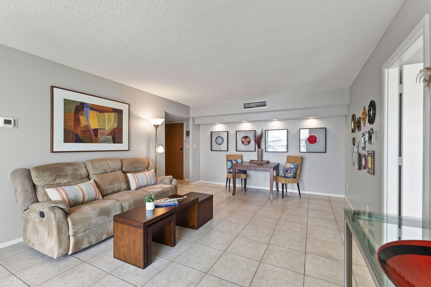 Living area - 1111 N Gulfstream Ave