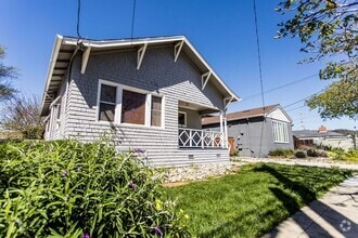 Building Photo - Charming 2 Bedroom House with Expansive Wo...