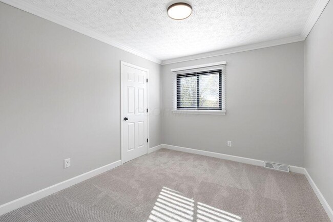 Building Photo - 554 Pointview Dr