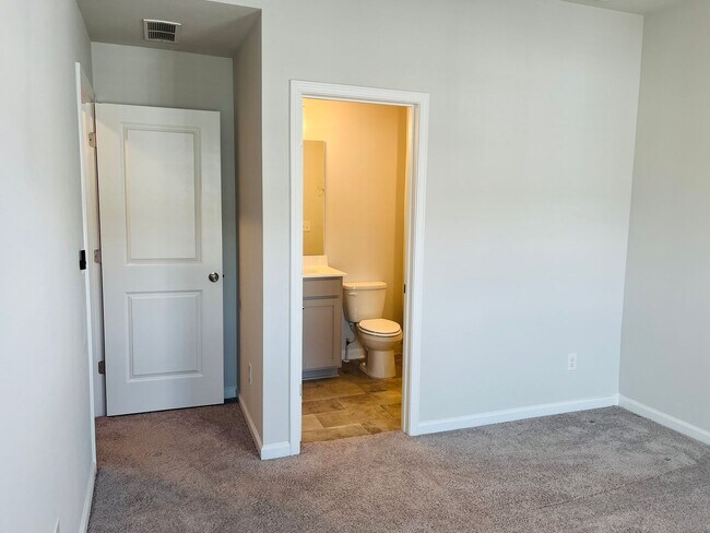 Building Photo - Stunning 3 bedroom, 3.5 bathroom townhome ...