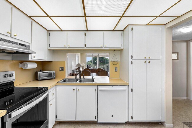 Building Photo - 931 Gardenia Dr