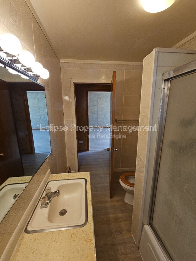 Building Photo - 427 Madison St