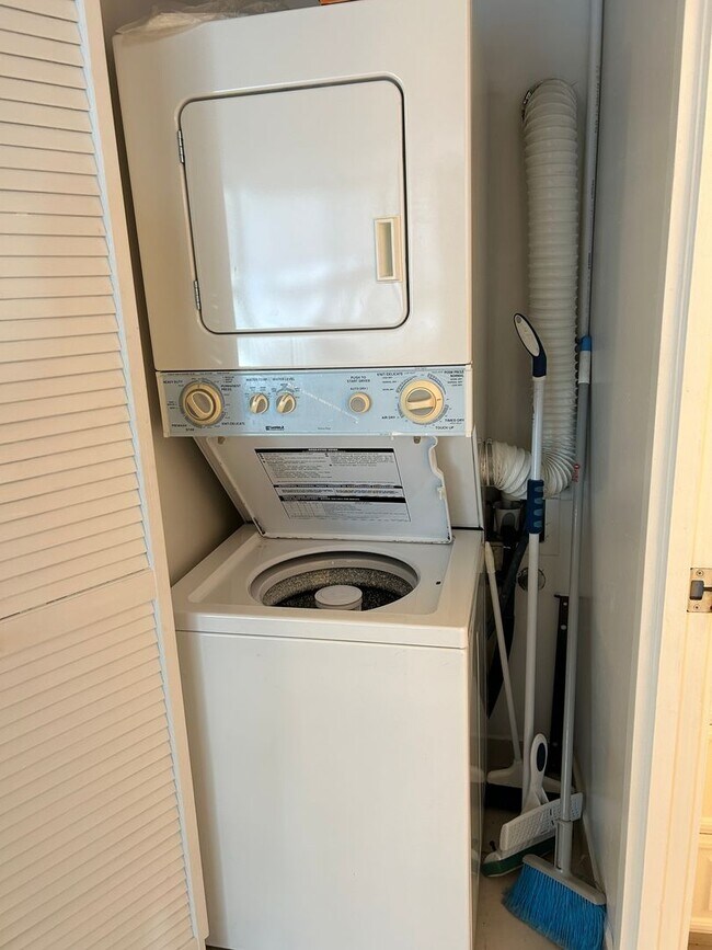 Building Photo - Fully furnished 1 bedroom w/ parking near Hawaii Convention Center, Ala Moana Shopping Center and...