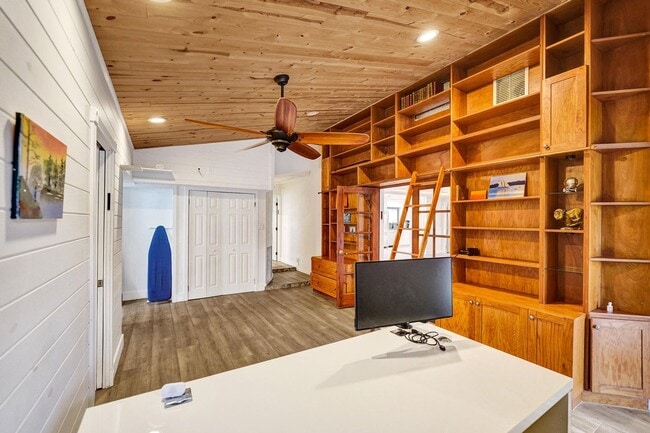 Building Photo - 5612 Harding St