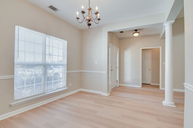 Building Photo - 1215 Pinnacle Dr
