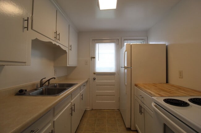 Building Photo - November 2025 FREE On This One Bedroom Dup...