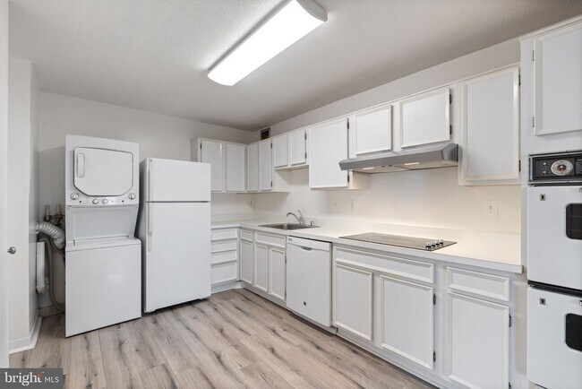 Building Photo - 309 Yoakum Pkwy