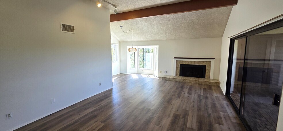 Building Photo - 376 Center St