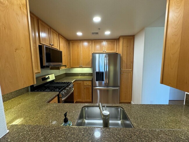 Building Photo - Updated Top Floor Unit -- Perfect Commuter Location -- Walking Distance to Laurel Street -- Must ...
