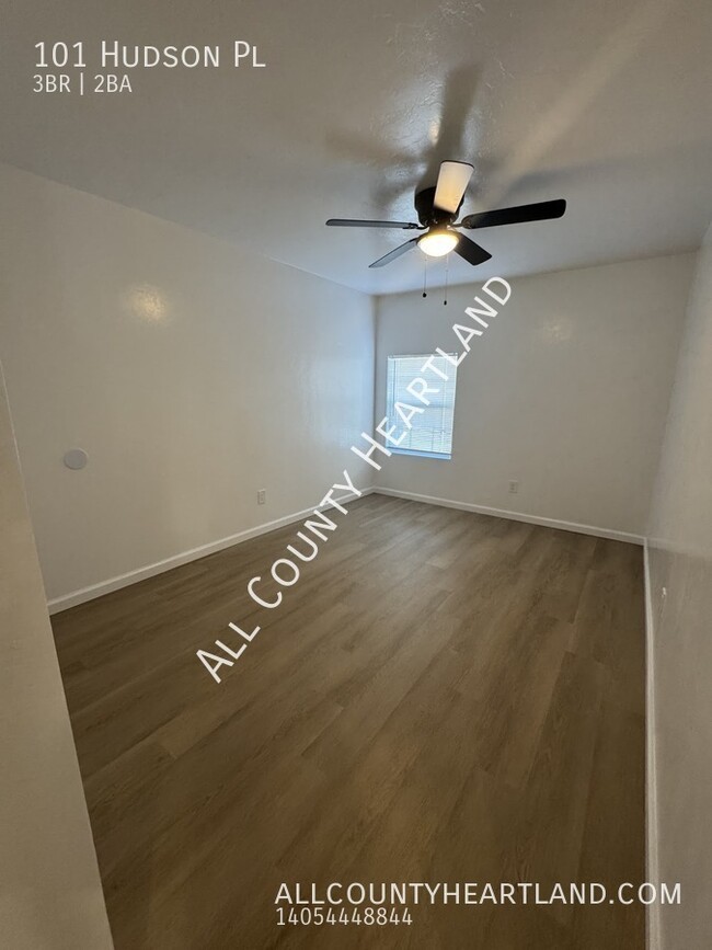 Building Photo - MOVE IN SPECIAL! Updated 3 bed 2 bath in M...