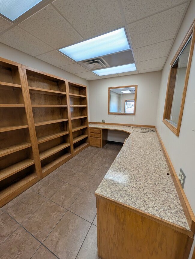 Building Photo - Prime Professional Medical/Office Space in Pryor