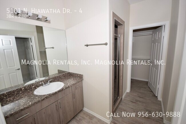 Building Photo - 5101 N Hiawatha Dr