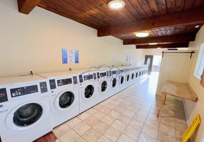 Building Photo - Stylish Condo with Pool, Fitness Center & ...