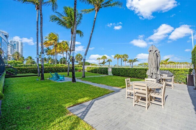 Building Photo - 5845 Collins Ave