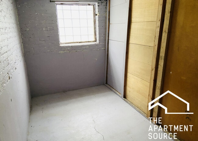 Building Photo - 4040 W Dickens Ave