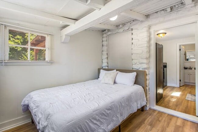Building Photo - Charming 1-bedroom backhouse in Mentone!