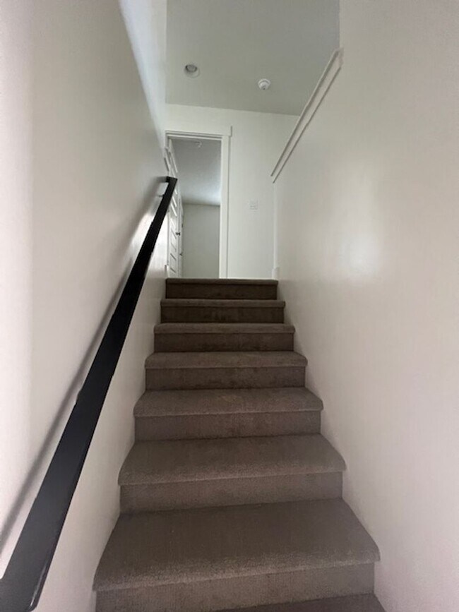 Building Photo - SPACIOUS HOME FOR RENT!