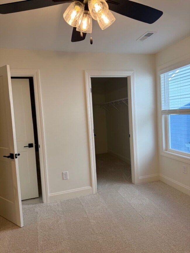 Building Photo - Maryville 37803 - 4 bedroom 3.5 bath - call Ed Johnson 865-924-5045