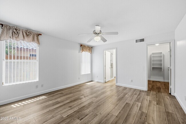 Building Photo - 1142 W Sparrow Dr