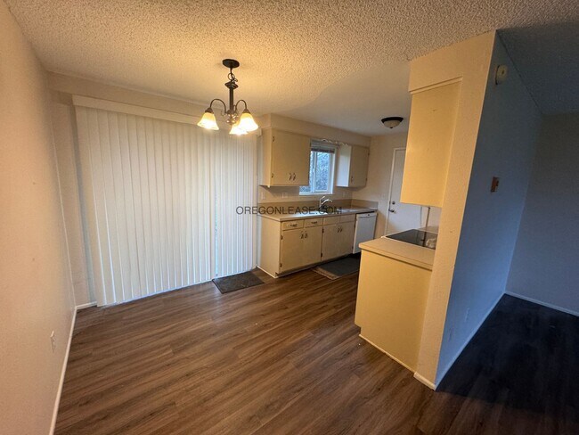 Building Photo - 2 bedroom West Eugene Duplex