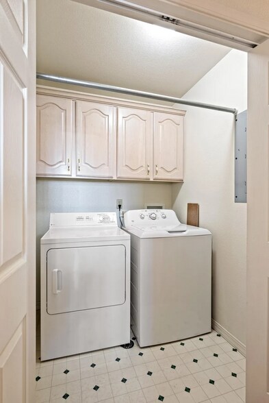 Building Photo - 1852 N Wedgewood Ln