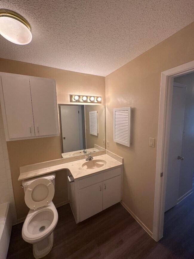 Building Photo - 106 E 30th St