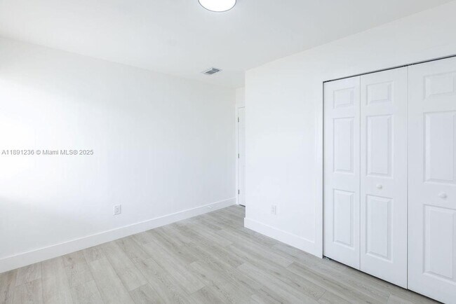 Building Photo - 355 SW 17th Ave