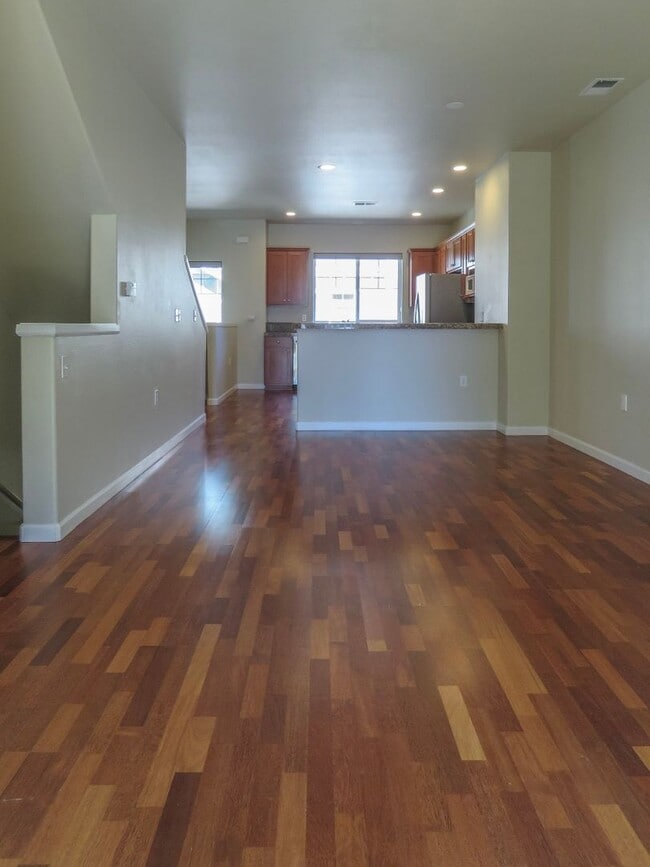 Building Photo - **No Rent Until January  !! 2 Bedroom Townhome Available Now  !! Inquire today for tour !