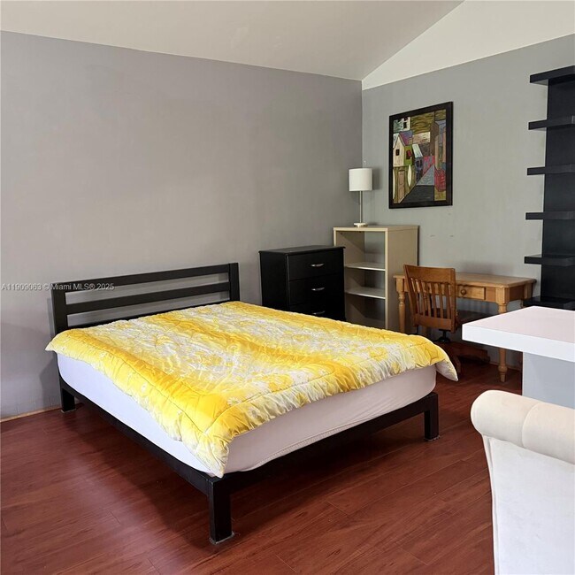 Building Photo - 2633 NE 32nd St