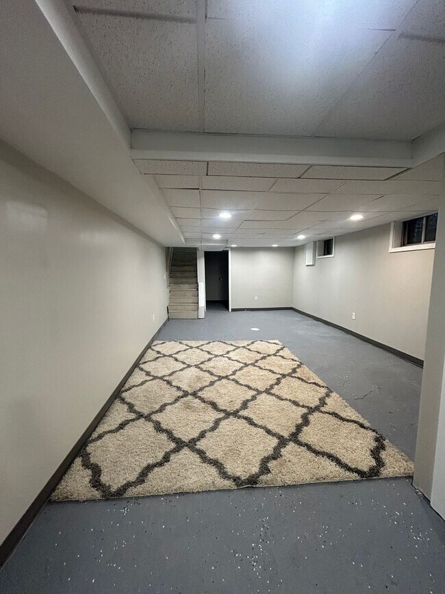 Building Photo - 320 Maclay St