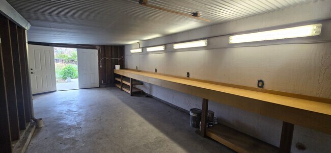 Building Photo - Beautiful Home With Incredible Views