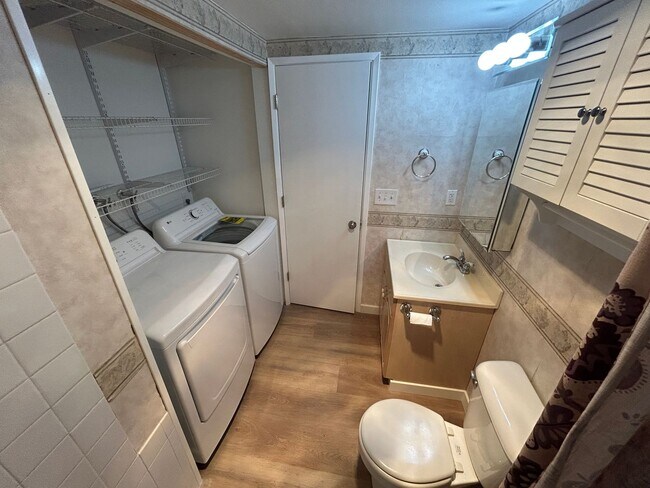 Building Photo - 3 Bed, 1.75 bath Condo w/2 parking spots i...