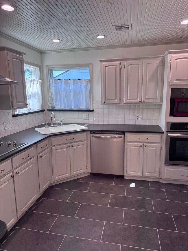 Building Photo - Updated Midtown Bungalow Charmer! 2 Bed 1 ...