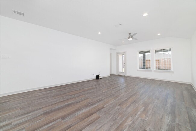 Building Photo - 7010 Fleetwood Crescent Wy