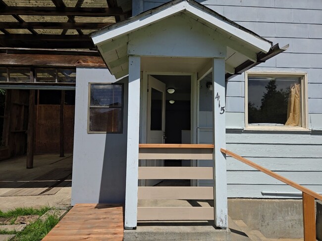 Building Photo - Pet-friendly cottage on a private road, cl...