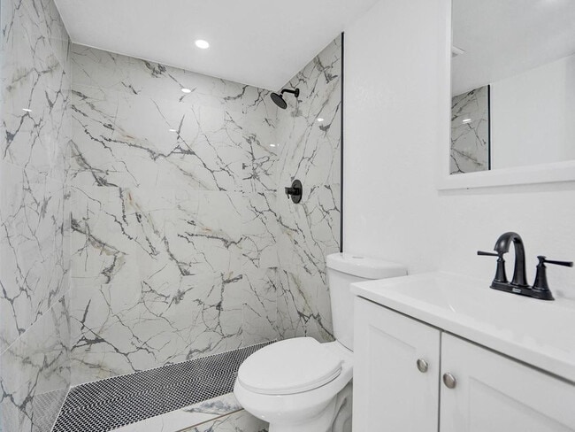 Building Photo - 940 SW 28th St