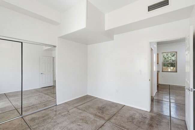 Building Photo - 934 N Campbell Ave