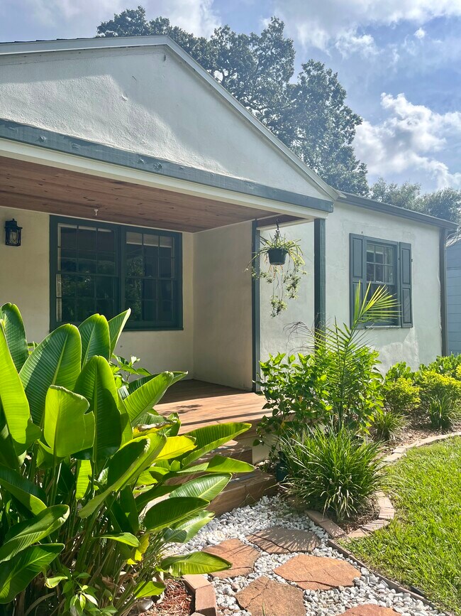 Building Photo - 1208 E Hamilton Ave