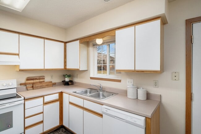 Building Photo - Eastpointe Townhomes