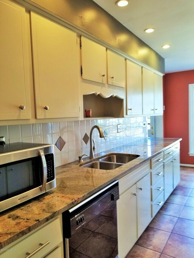 Building Photo - 8203 Camberley Dr