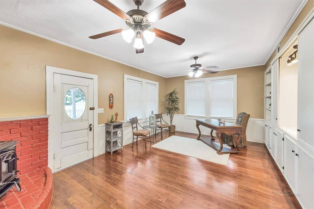 Backdoor / Family Room - 10152 FM949