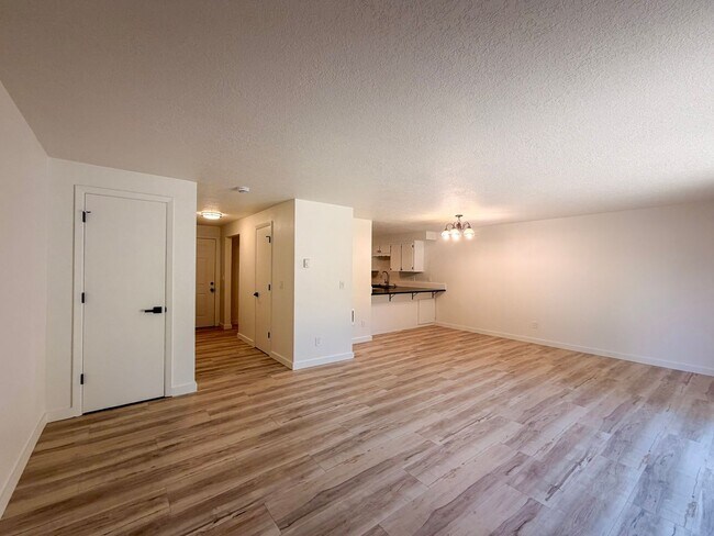 Building Photo - 4507-4517-4517 Boulder Dr SE
