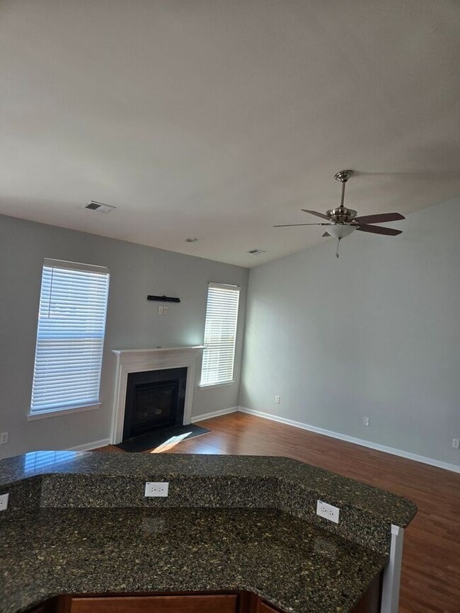 Building Photo - Beautiful 3 bedroom available