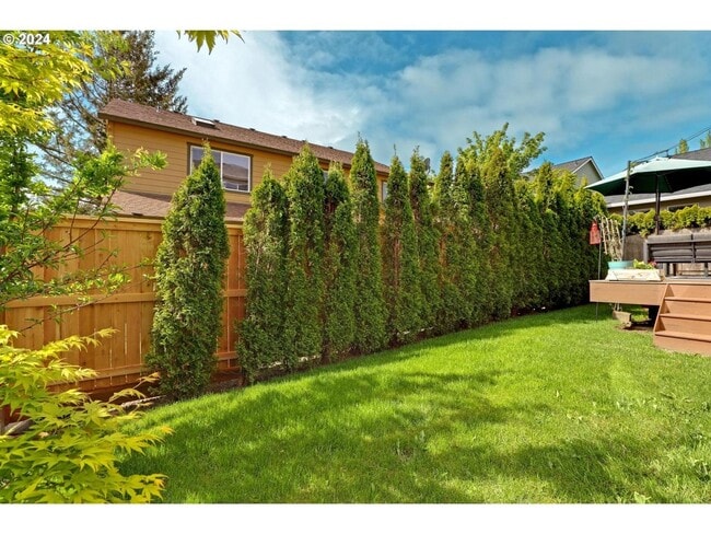 Building Photo - IMMACULATE & LOVELY 5 bed, 3 bath, + huge bonus room that can serve as a 5th bedroom, 2 car garage