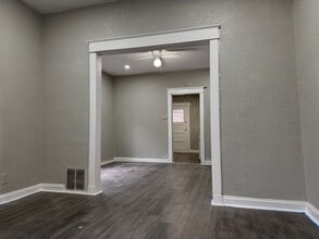 Building Photo - 2 Bedroom House