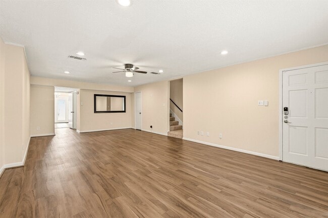 Building Photo - 496 N Post Oak Ln