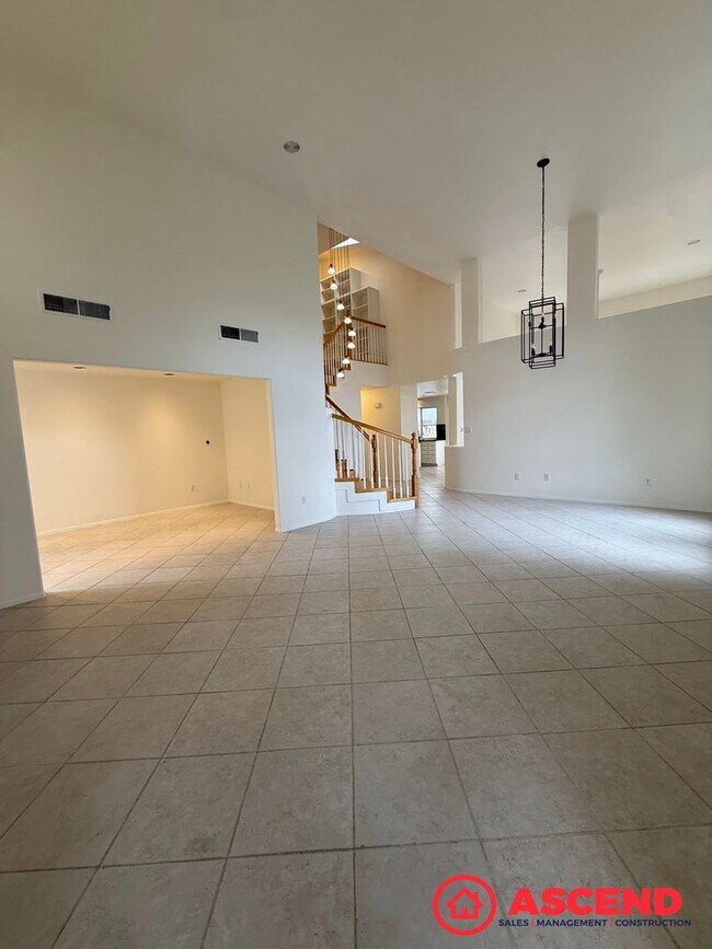 Building Photo - Spacious 4 Bed / 3 Bath Home in Haggin Oaks!