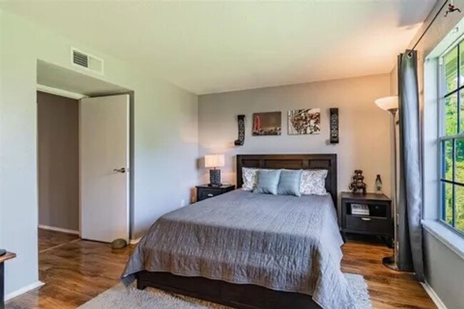 Building Photo - Beautiful 2 bedroom, 2 bathroom condo!