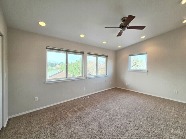 Building Photo - Grandiose Home on 1 Acre -- in East Wenatchee for Rent!! **5 Bed, 3 Bath**