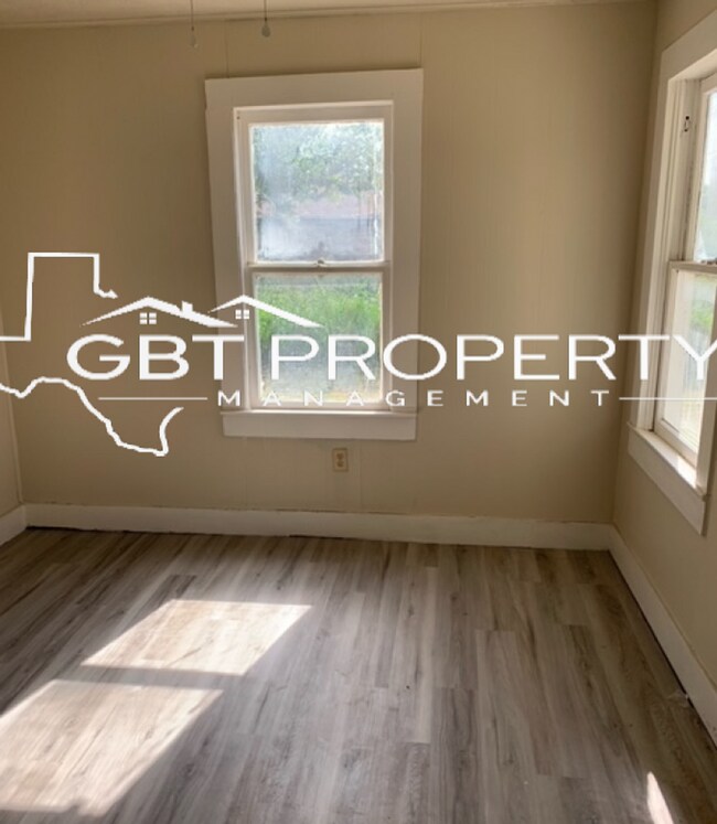 Building Photo - Single Family Home, Newly Renovated!